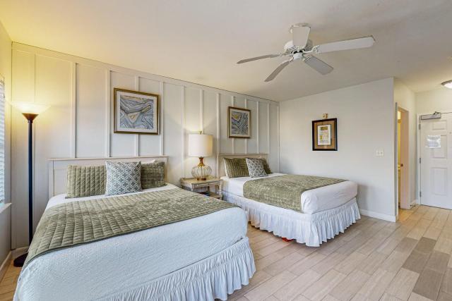 Comfortable condo with kitchenette community pools & hot tub - walk to the beach