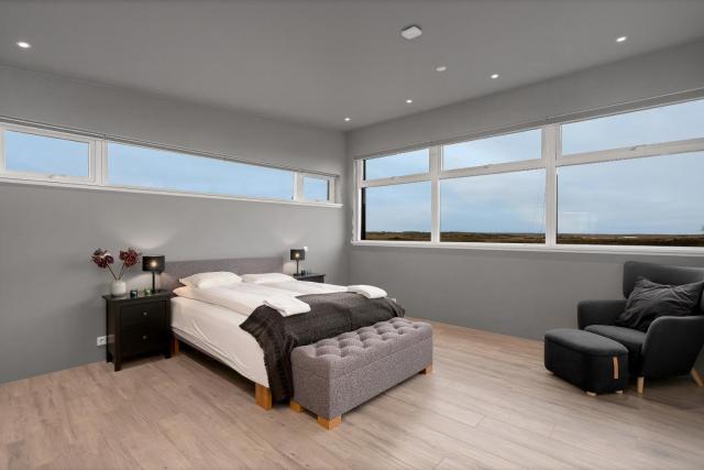 Luxury 4BR House with Sauna, Hot Tub and EV Charger