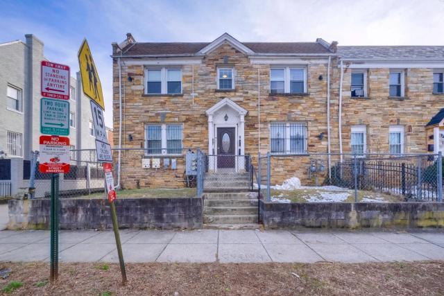 Fire Pit & Yard! Modern DC Unit Near H Street