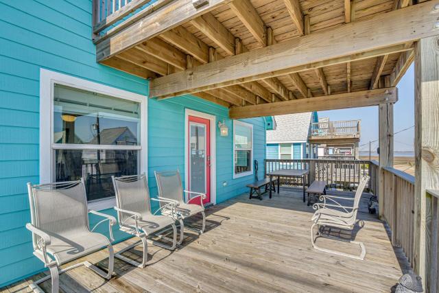 Walk to Surfside Beach: Coastal Family Retreat