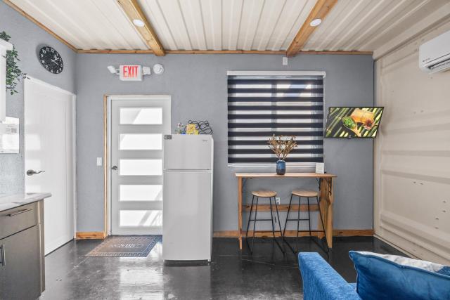 Charming 1-Bedroom Beach Apartment for 4