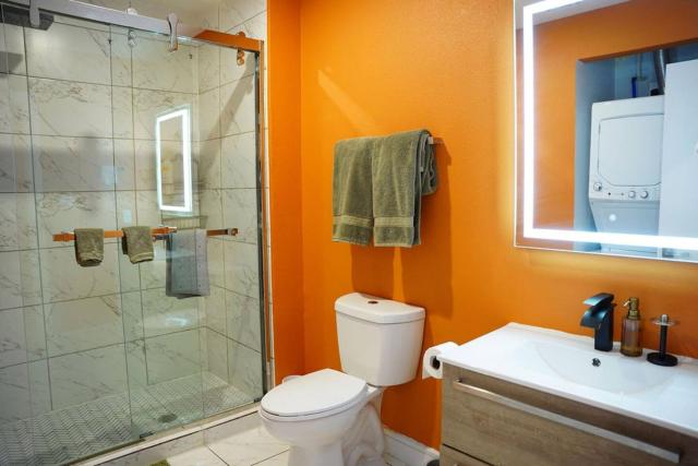 The Tangerine Retreat - Retro Dallas Downtown Vibe