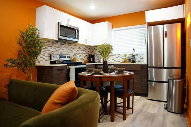 The Tangerine Retreat - Retro Dallas Downtown Vibe