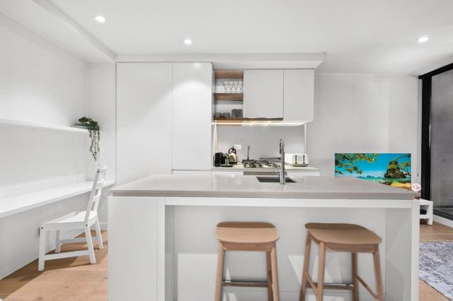 Ikebana 1BR with Walk to CBD & Queen Vic Market