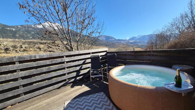CHALET JACUZZI PRIVE, TERRASSE et VUE MONTAGNE DANS CAMPING 3 ETOILES