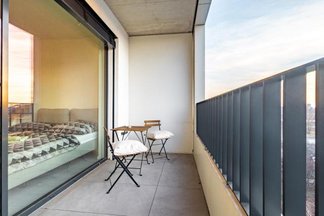 Light & Airy Comfort Studio - Garage & Balcony