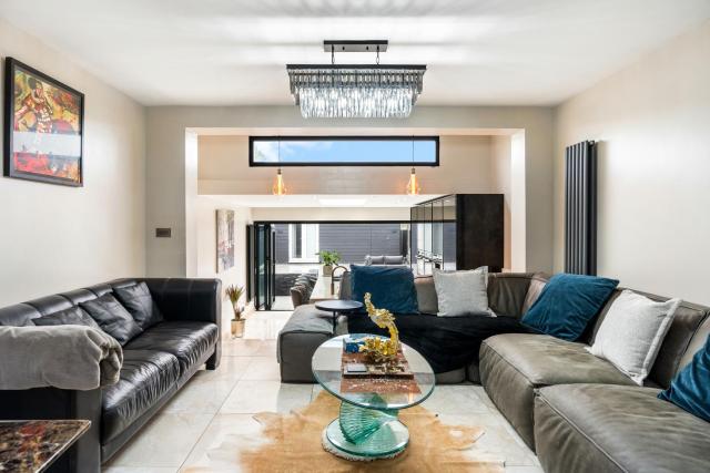 Modern 5 Bedroom House in Hove, Sleeps 8, Van & Car Parking, EV Plug
