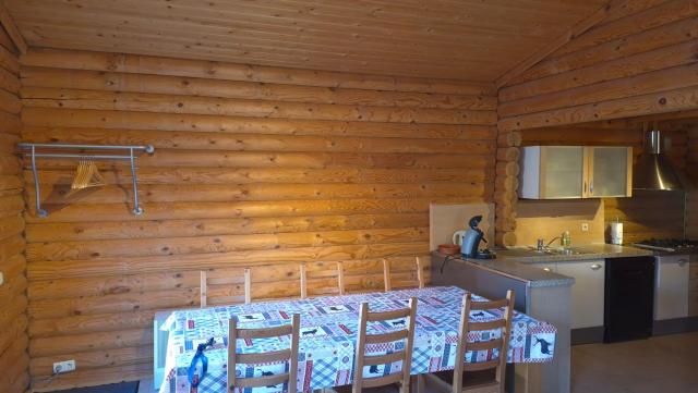 CHALET EN FUSTE, JACUZZI PRIVE, TERRASSE et VUE MONTAGNE DANS CAMPING 3 ETOILES