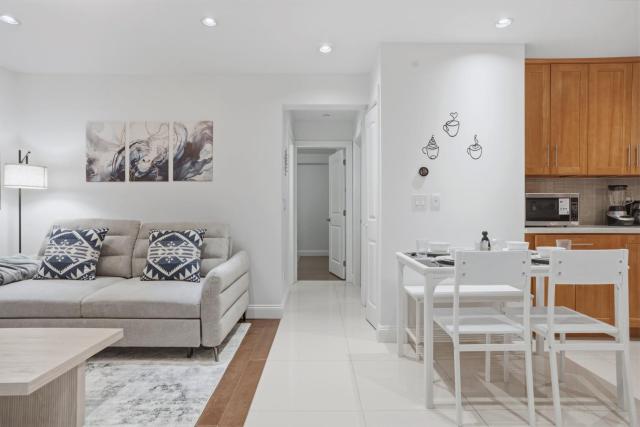Central and Roomy Vancouver 2BR w Laundry and Parking