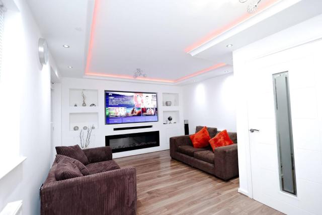 Cozy Place in Salford, Sleeps 8, 4 Bedroom, 5 Beds