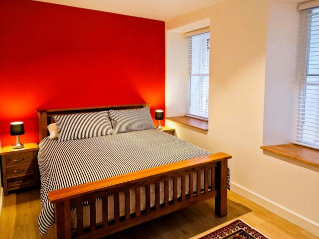 Centre of Edinburgh's Historic Old Town - Blair Street - Sleeps 4