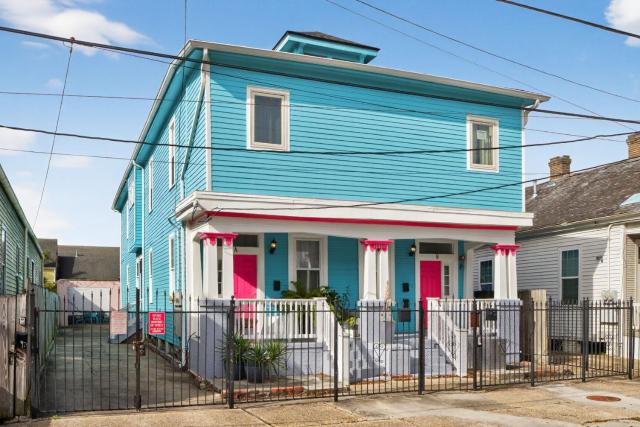 Urban 3 bedroom Local Art Filled Frenchman Oasis
