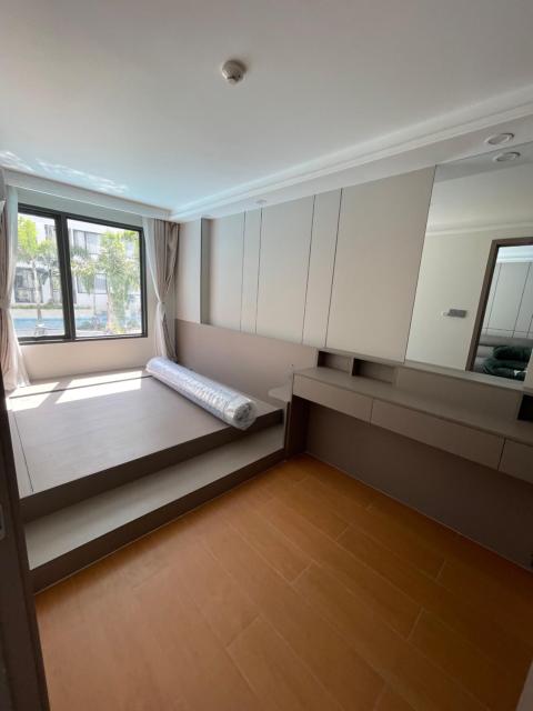 2 bedr condo with pool access