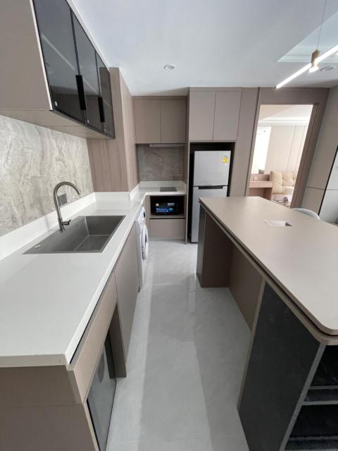 2 bedr condo with pool access