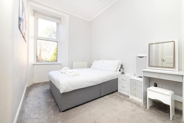 Refined 2-Bed Flat with Classic Edinburgh Charm