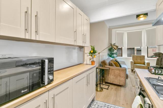Free Parking | Sleeps 3 | Stunning | Near Airport