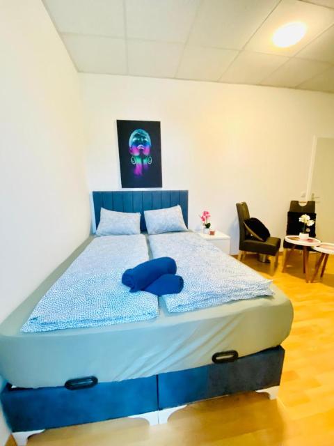 Cozy 3BR Apartment, 6 Minutes to the Train Station
