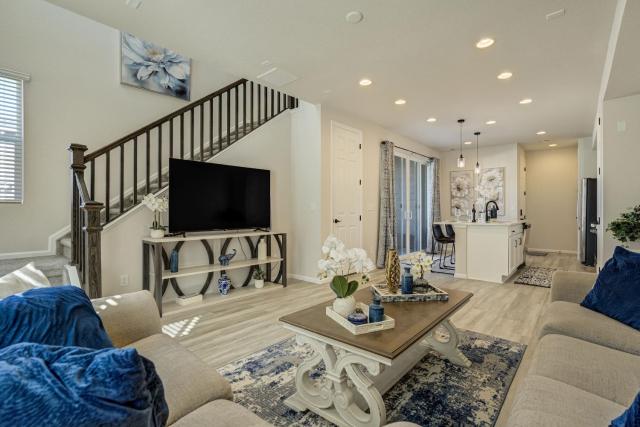 New Briargate Townhome - Mtn Views - Garage