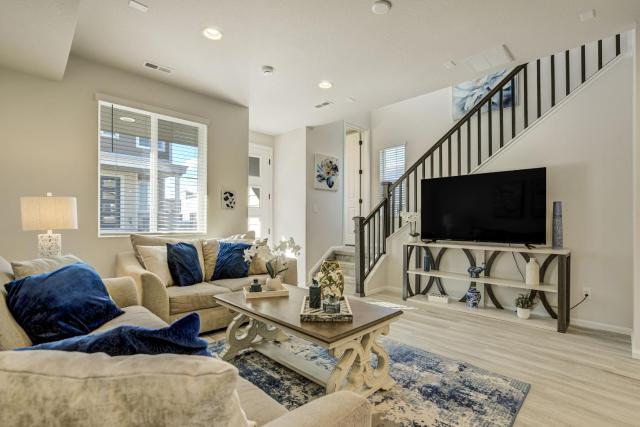 New Briargate Townhome - Mtn Views - Garage