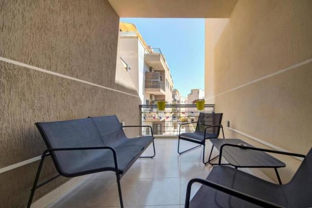 Modern 3BR home w/terrace, close to Malta Airport - Apartment