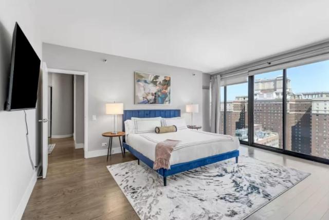 LUX Dtown Penthouses 9bd-9ba Sleep 25 Parking, Pool, Gym