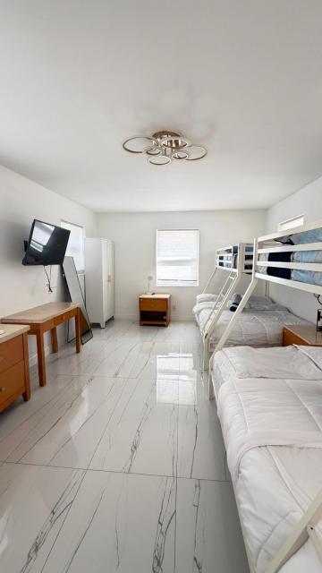 Luxury Pool Retreat Sleep 17 Near Beach