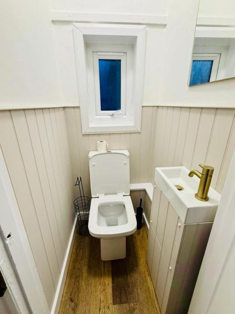6-bed house only 1 mile to the racecourse!