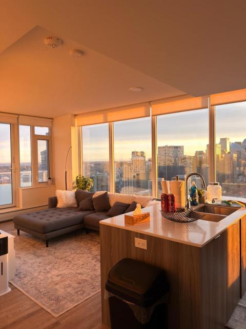 Luxury Skyline Condo, Views, Fast WiFi Downtown