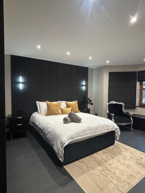 Large Modern Family Home in Murrayfield - Very close to City Centre - 10 mins by Direct Bus - Private Driveway & Garden
