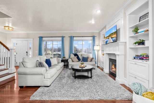 Mega Hot Tub - Fire Pit - Play Room - Sleeps 12