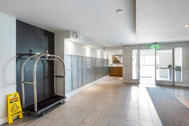 Elegant 1BR Apartment with Office Desk & Gym Amenities