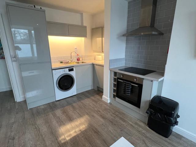 LT Duplex - 1 Bedroom Apartment - Free street parking