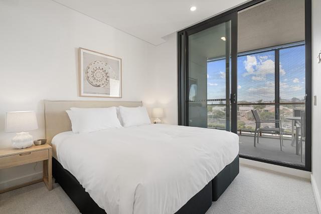 Bright 1-Bedroom Escape with Private BBQ