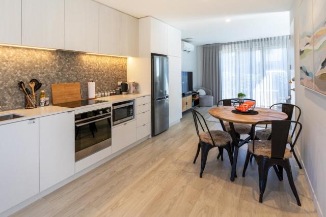 Stroll to the Stadium, 2-Bed with Private Carpark