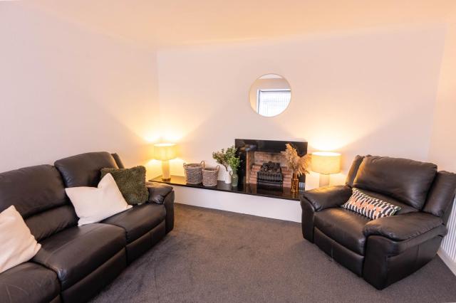 Spacious Home 10 mins to Airport & Braehead - Pass the Keys