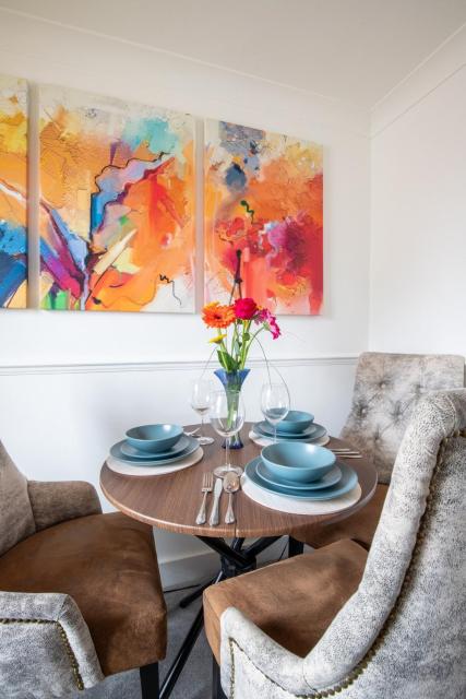 Cosy 2 bed apartment 5 min walk to town centre Perfect for contractors, business people or just having a weekend break