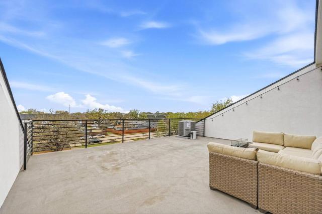 Chic 3BR Townhome w/ Rooftop Patio Near Dallas