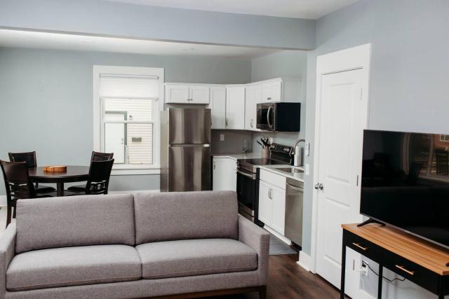 Newly Remodeled 3 Bed/1 Bath Duplex - UNIT A