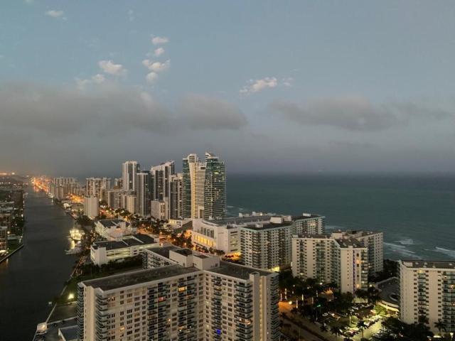 Hyde Beach house piso 34
