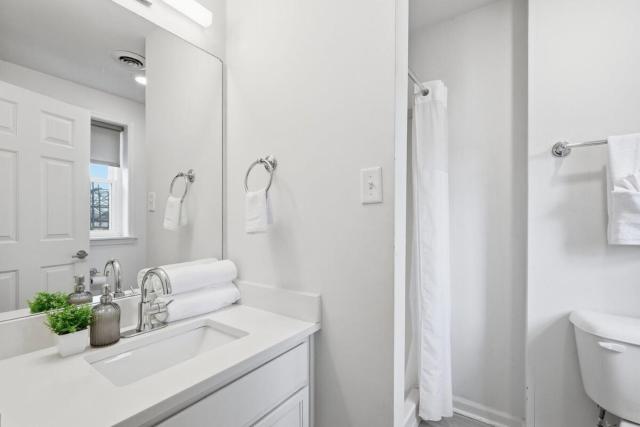 Bright 3BR Apt|Close to Universities |Parking