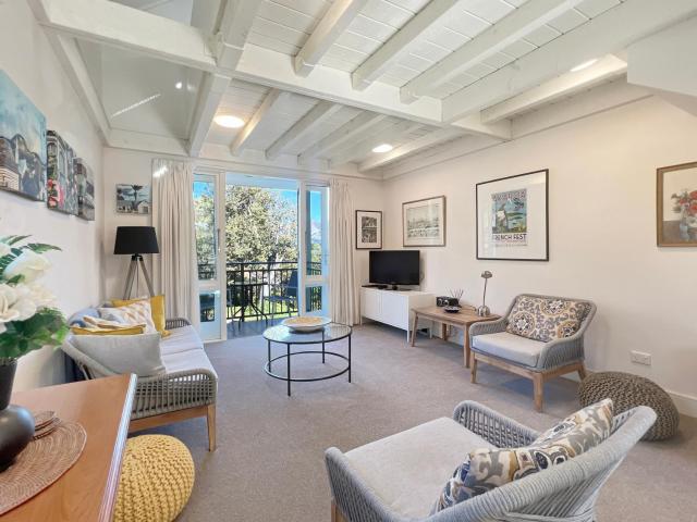 1-Bedroom Retreat with Spa Bath & Harbour Outlook