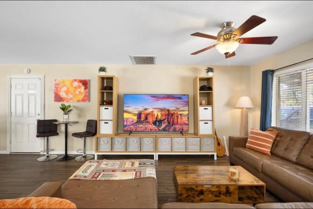 3 Minutes From Old Town! 5 Queen Beds!