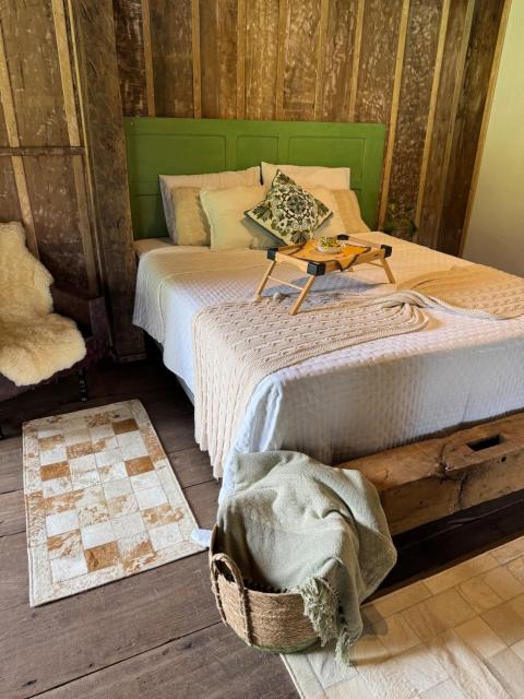 Air-conditioned cabin with fireplace and hot tub!