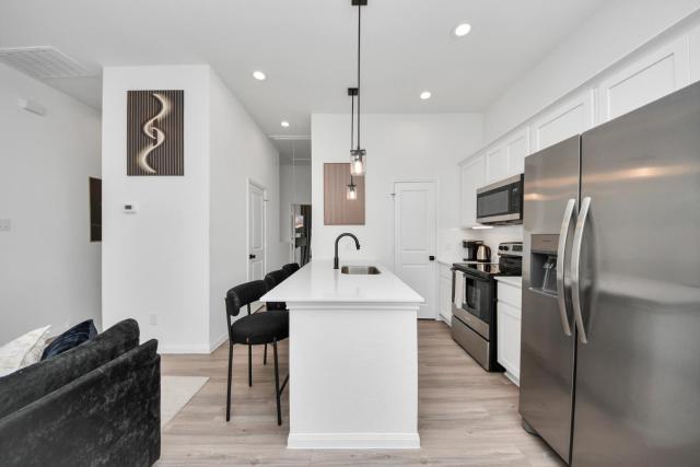 Modern 2 BR NRG, Texas Medical Center, Downtown, Garage Parking