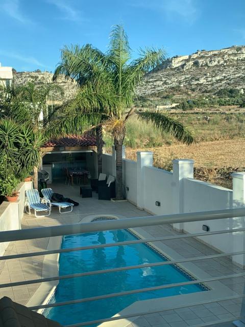 Apartment with POOL , close to the SEA and St JULIANS