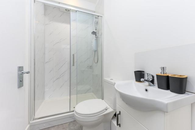 #118 Modern&Cozy Flat in the Heart of Gravesend - 10 mins to New Tavern Fort- Guest for 4 - "Perfect for contractors and Families - Free street Parking"
