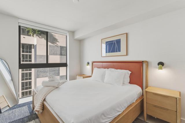 Central Downtown Condo with Pool & Gym