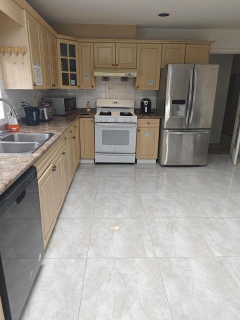 Vancouver Budget Rooms- YVR 11 Min, Downtown 15 Min, Free Parking