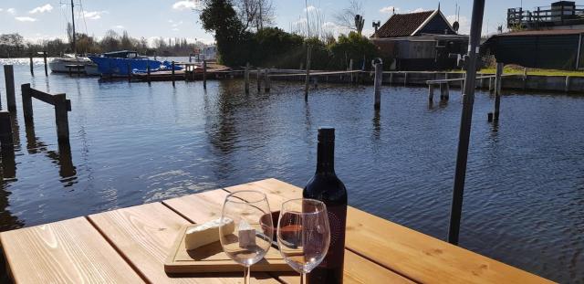 Poellodge, Luxe houseboot met zonnig terras