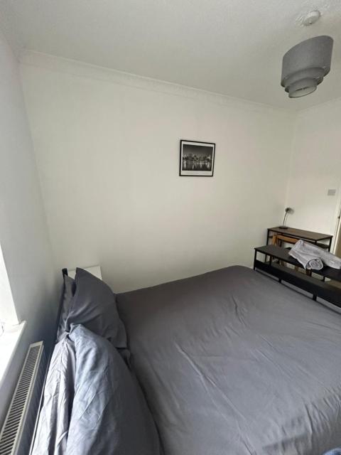 3-Bed Home Gloucester GL1 Newly Renovated